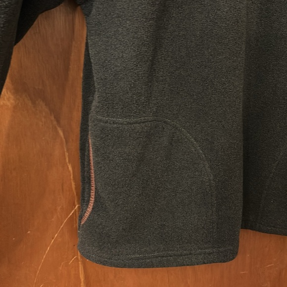 Orvis fleece pullover 1/4 snap with leather trim. - Picture 4 of 7